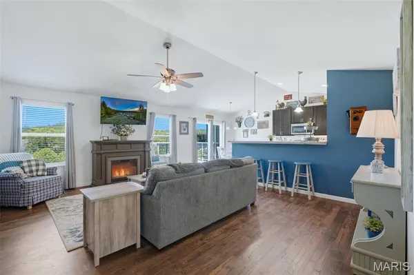 457 Timber Valley TRL, Fenton, MO 63026