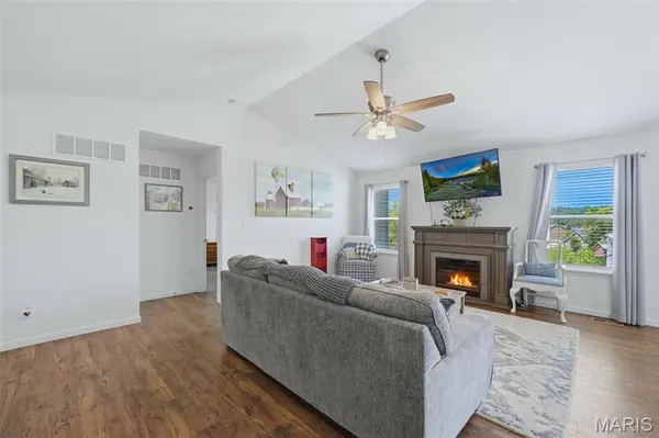 457 Timber Valley TRL, Fenton, MO 63026