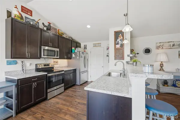 457 Timber Valley TRL, Fenton, MO 63026