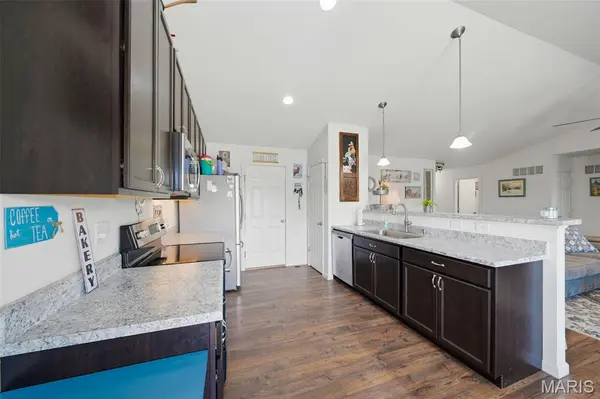 457 Timber Valley TRL, Fenton, MO 63026