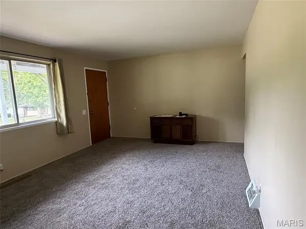 10204 Dacey DR, Dellwood, MO 63136