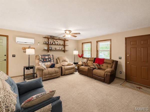 2402 E Victoria RD, Poplar Bluff, MO 63901
