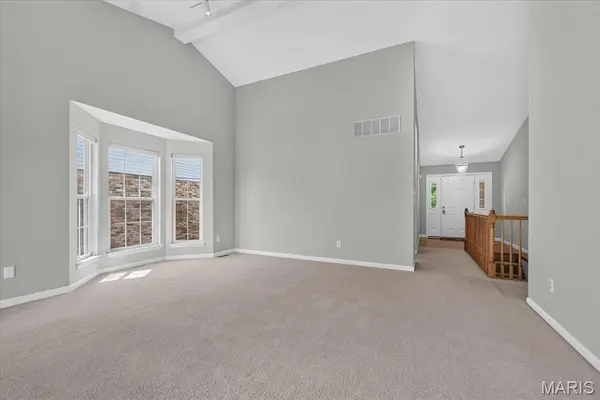 922 Penny LN, St Peters, MO 63376