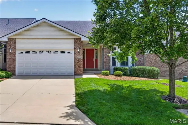 922 Penny LN, St Peters, MO 63376