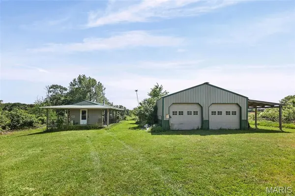 92 Lewis LN, Hillsboro, IL 62049