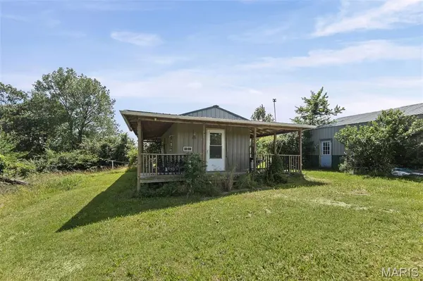 92 Lewis LN, Hillsboro, IL 62049