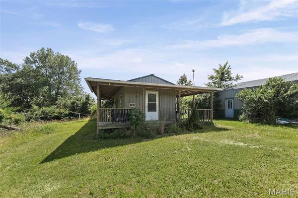 92 Lewis LN, Hillsboro, IL 62049