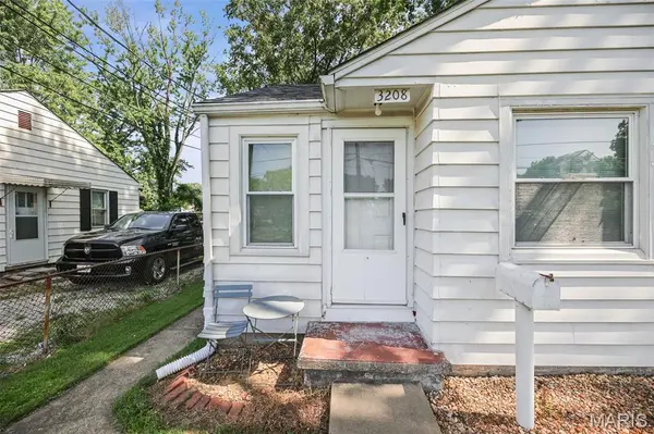 3208 Batson DR, Alton, IL 62002