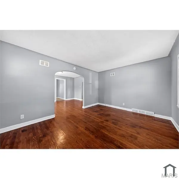 4262 Dardenne DR, St Louis, MO 63120