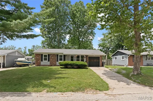 7732 Redbird LN, Godfrey, IL 62035