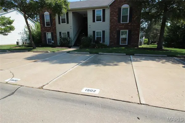 1502 Surrey LN, St Peters, MO 63304