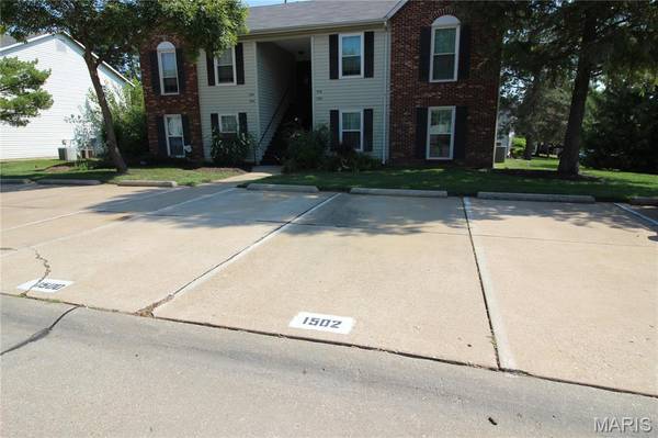 1502 Surrey LN, St Peters, MO 63304