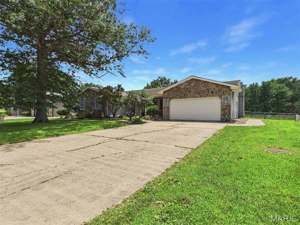 112 Woods Mill DR, Staunton, IL 62088