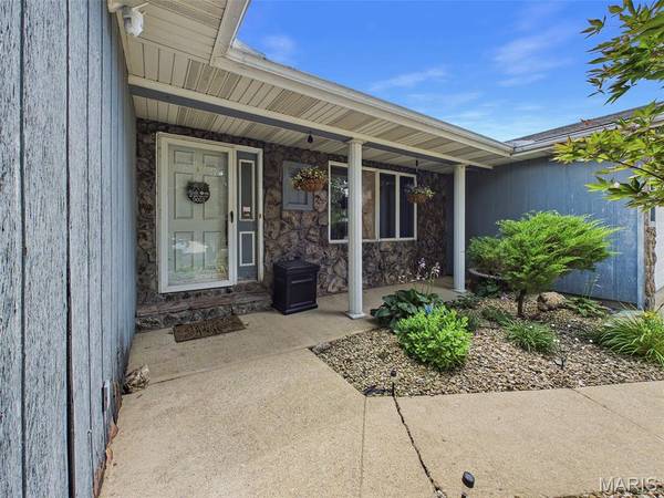 112 Woods Mill DR, Staunton, IL 62088