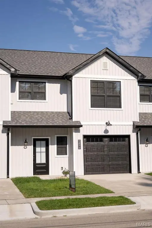 100 Copper Oaks CT #B, Mascoutah, IL 62258