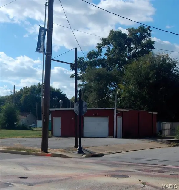1827 N 2nd ST, St Charles, MO 63301