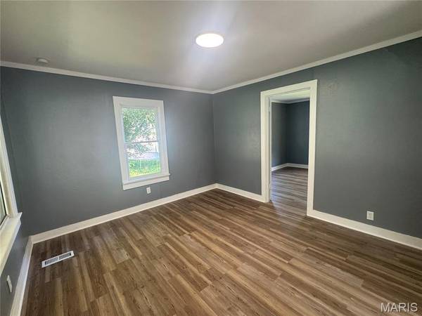 916 E College AVE, Greenville, IL 62246