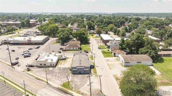 60 W Edwardsville RD, Wood River, IL 62095
