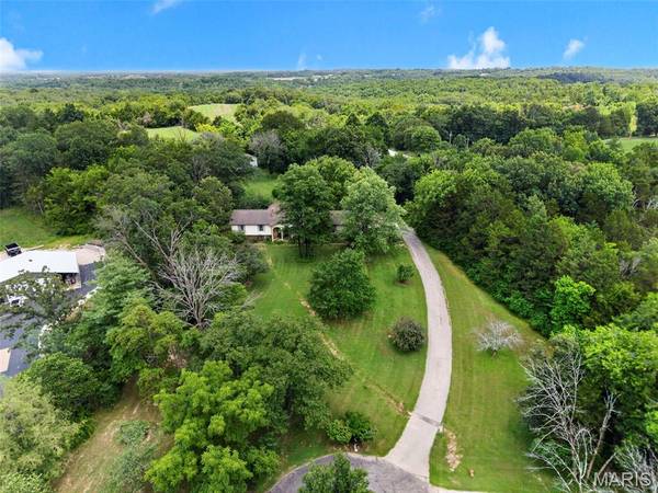 164 Country Squire LN, Washington, MO 63090