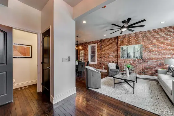2739 Utah ST, St Louis, MO 63118