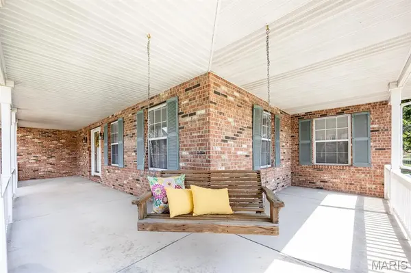 310 Meadowlark LN, Belleville, IL 62220