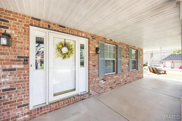 310 Meadowlark LN, Belleville, IL 62220