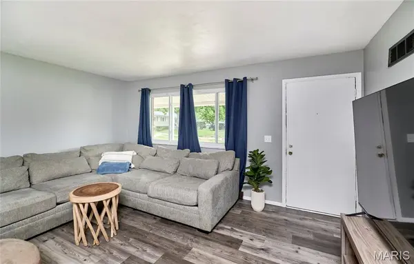 1800 Apple Blossom CT, Florissant, MO 63031
