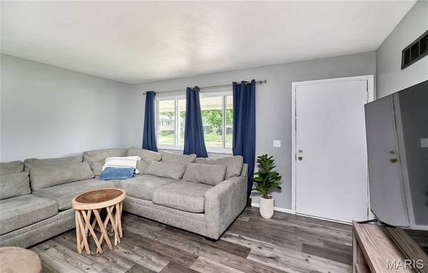 1800 Apple Blossom CT, Florissant, MO 63031