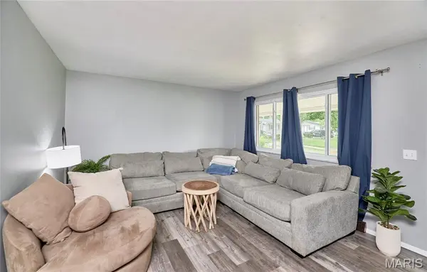 1800 Apple Blossom CT, Florissant, MO 63031