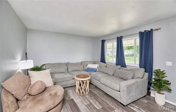 1800 Apple Blossom CT, Florissant, MO 63031