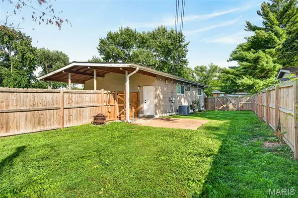 200 Falcon DR, Florissant, MO 63031