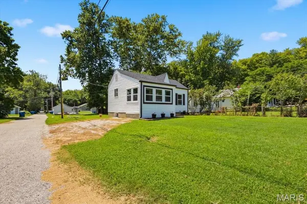 527 Emmons AVE, St Charles, MO 63301