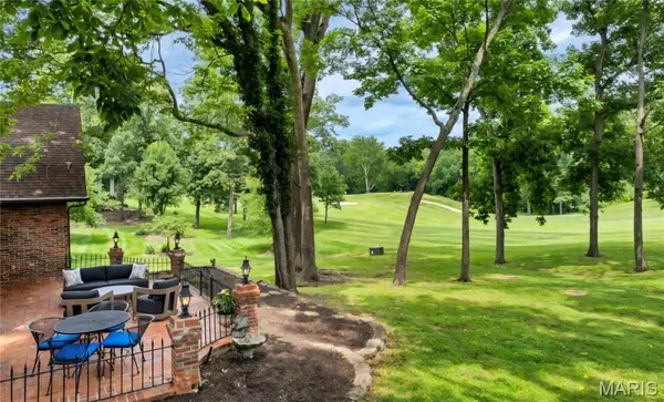 56 Meadowbrook Country Club Estate, Ballwin, MO 63011