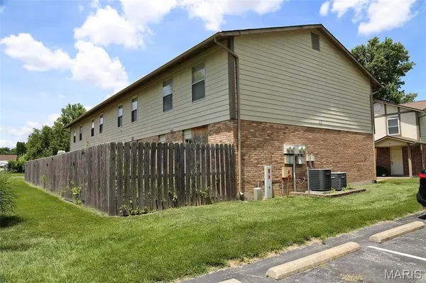 27 Park Charles BLVD #B, St Peters, MO 63376