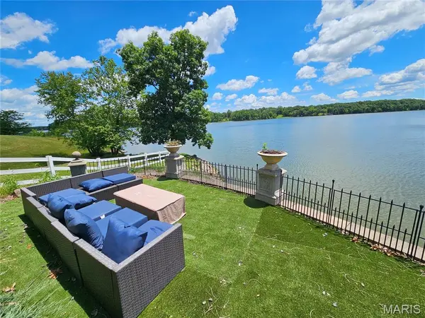 1 Fox Hollow DR, Hillsboro, IL 62049