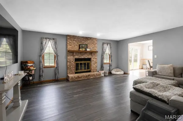 142 El Cerrito DR, Belleville, IL 62221