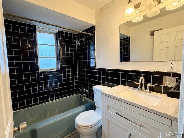 3740 Park Crest DR, St Louis, MO 63125