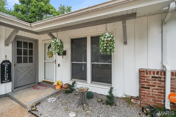 573 Coach Light LN, Hazelwood, MO 63042
