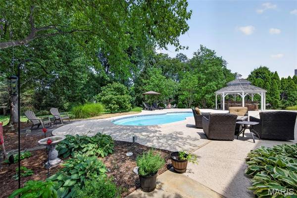 467 Oakshire LN, St Louis, MO 63122