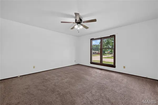 608 Mosport DR, St Charles, MO 63304
