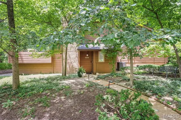 1529 Autumn Leaf DR, Ballwin, MO 63021