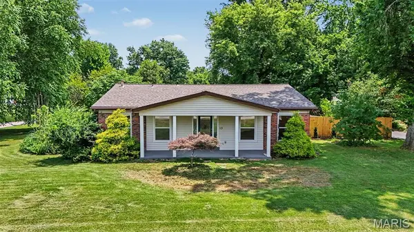 13 Castle DR, Florissant, MO 63034