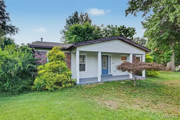 13 Castle DR, Florissant, MO 63034