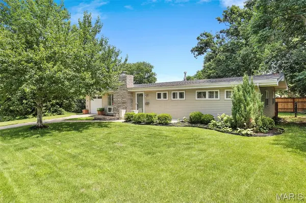 948 Volz DR, Crestwood, MO 63126