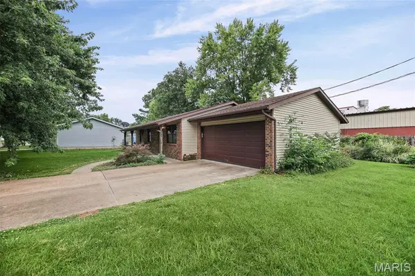 407 S Smith ST, Smithton, IL 62285