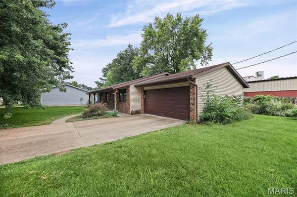 407 S Smith ST, Smithton, IL 62285