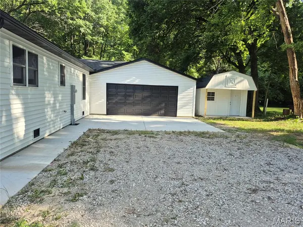 125 Anna AVE, Godfrey, IL 62035