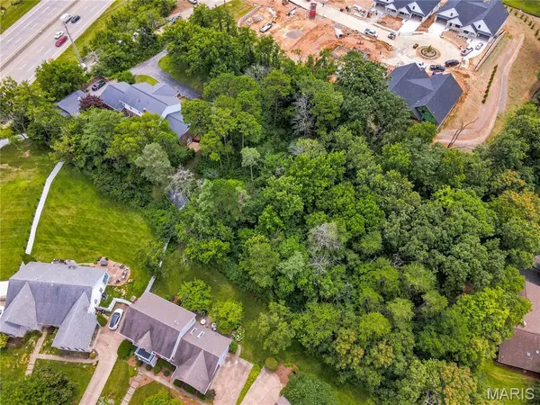 3 Topwood DR, Ballwin, MO 63011