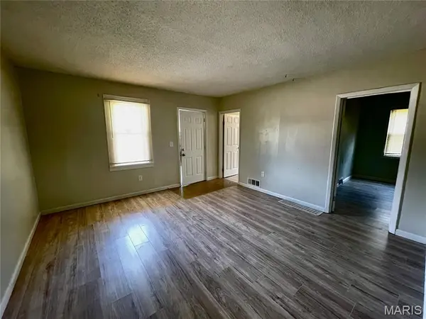 466 Bluff DR, St Louis, MO 63137