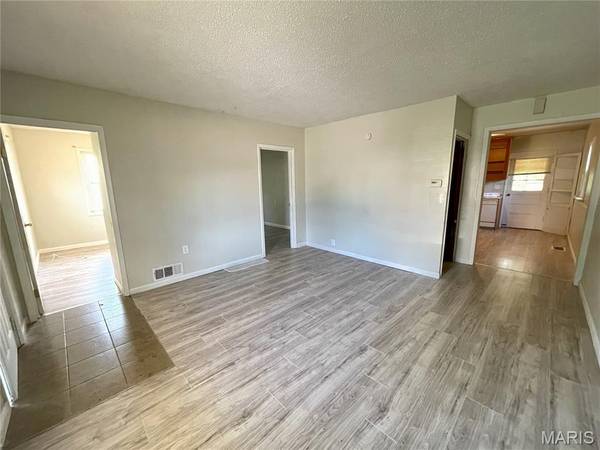 466 Bluff DR, St Louis, MO 63137